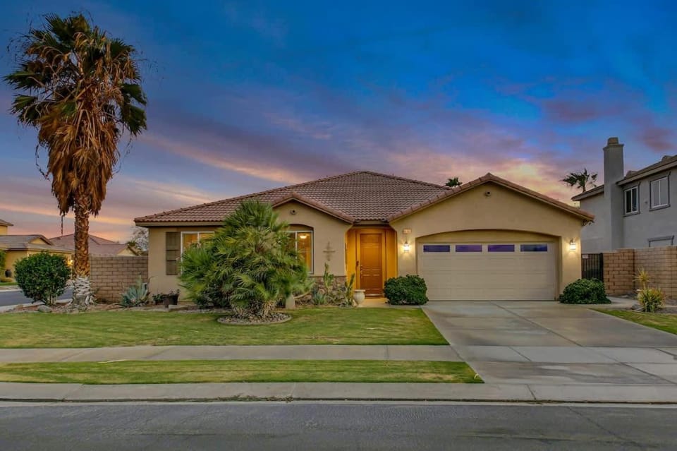 Serene Private Pool - Jacuzzi - BBQ - Gated Community House in Indio