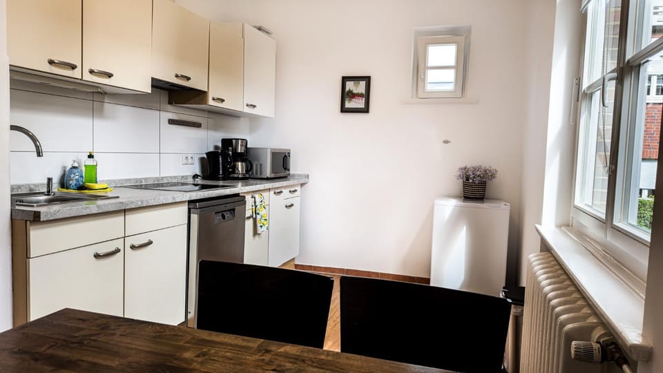 Coffee/tea facilities, Dining area, dishwasher, stove