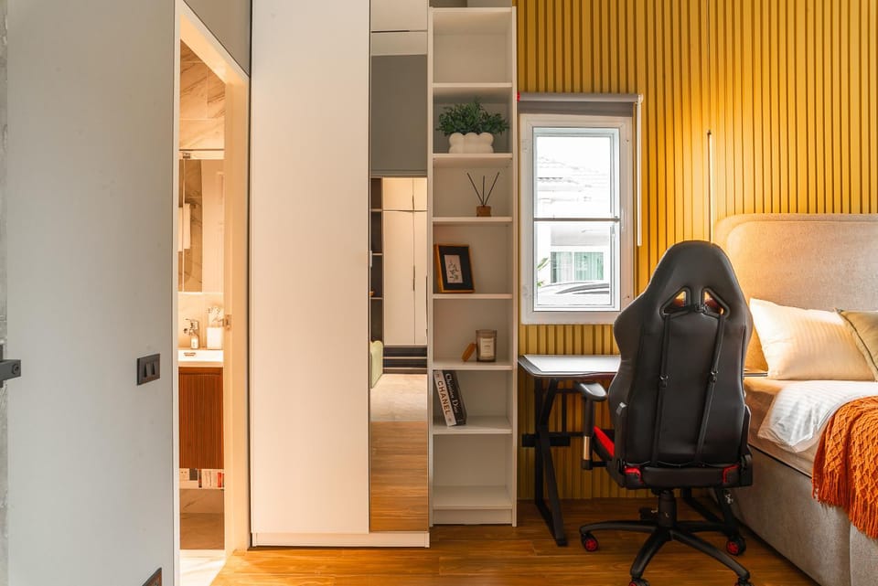Photo of the whole room, Bedroom