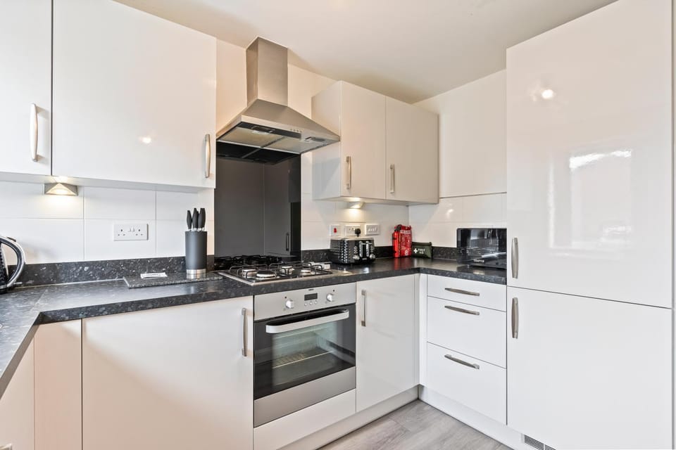 Kitchen or kitchenette, heating, internet, microwave, oven, stove, toaster