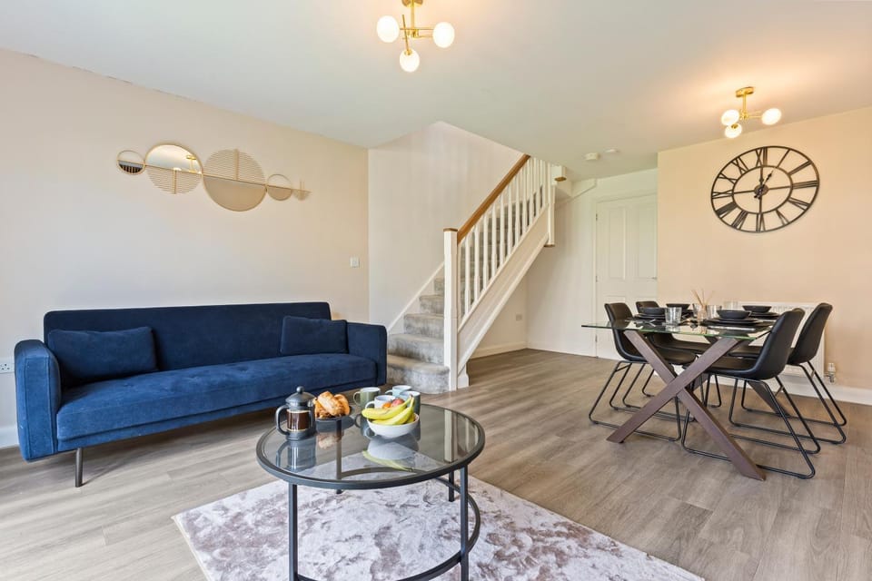 Living room, Seating area, Dining area, heating, internet