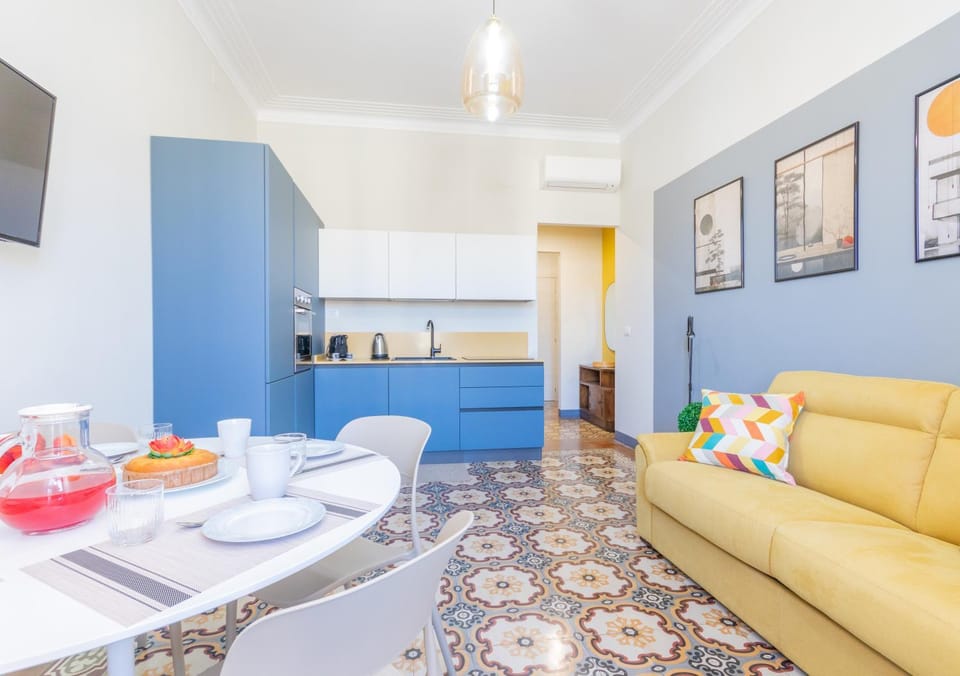 TV and multimedia, Coffee/tea facilities, Kitchen or kitchenette, Living room, Seating area, stove