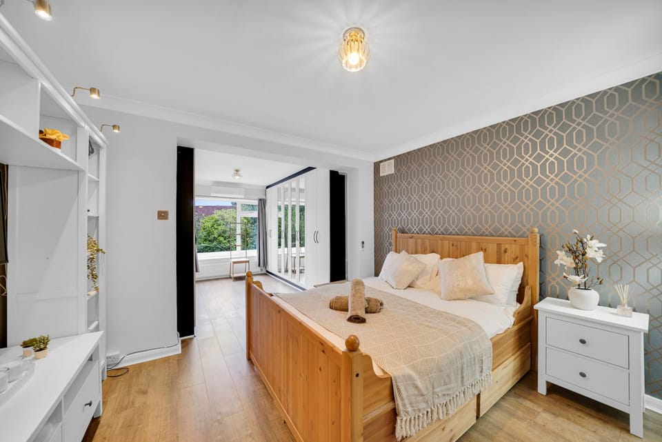 Bed, Living room, Photo of the whole room, Seating area, Bedroom, towels, wardrobe