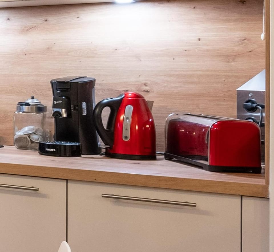 Coffee/tea facilities, toaster