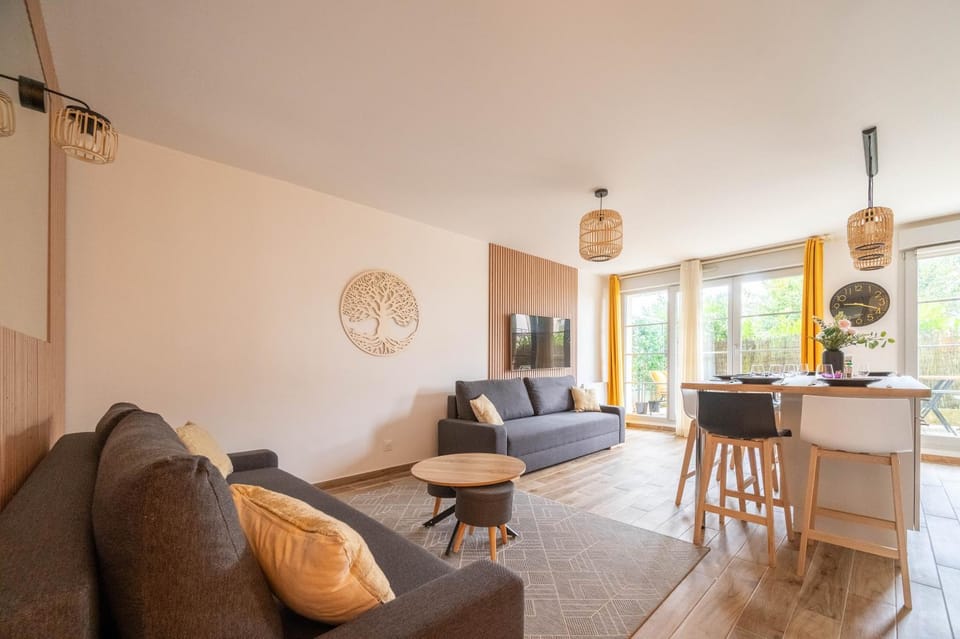 TV and multimedia, Living room, Seating area, Dining area