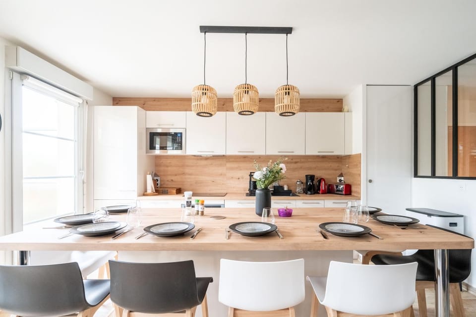 Kitchen or kitchenette, Dining area