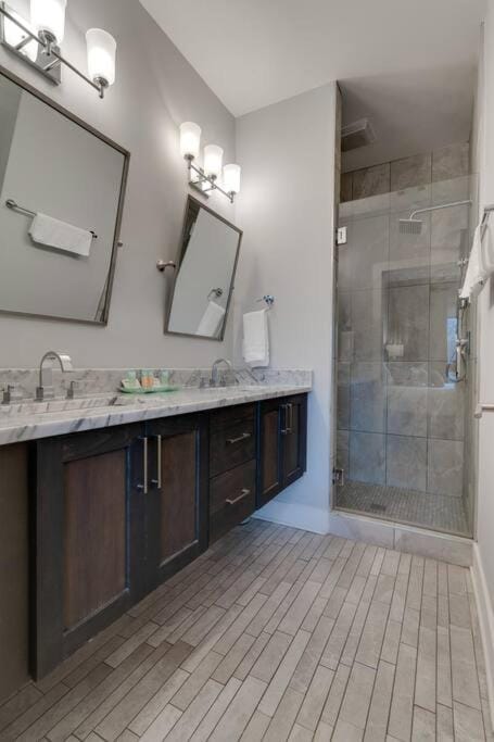 Edgehill Rooftop Lounge - Sleeps 10 - 2 King Suites House in Nashville