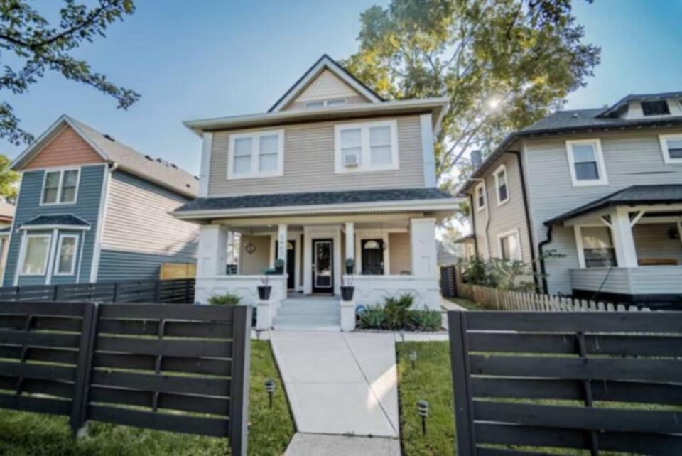 Cozy 1BR Getaway - BBQ - Backyard - Pet - Friendly House in Indianapolis