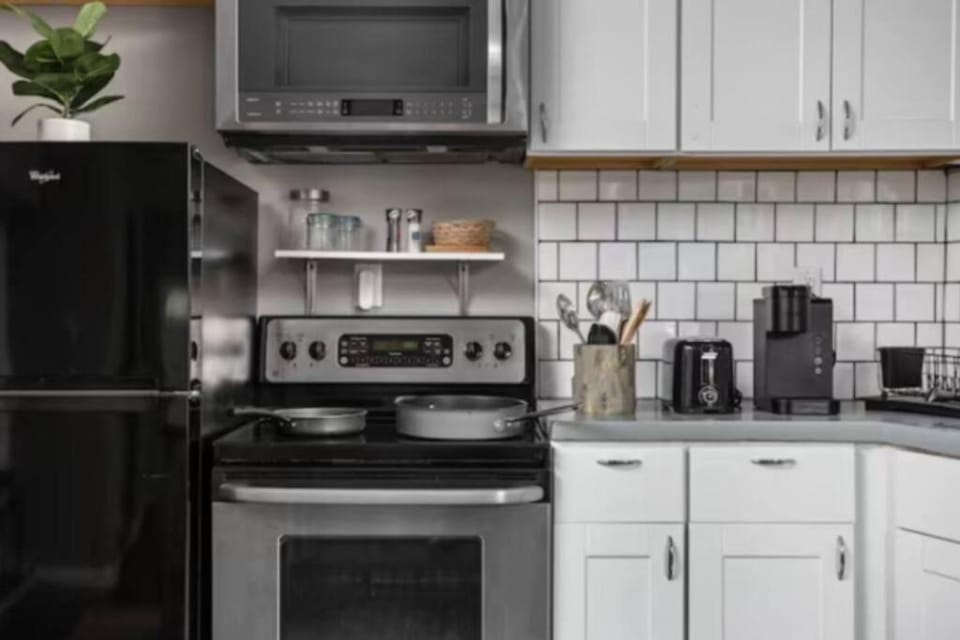 Cozy 1BR Getaway - BBQ - Backyard - Pet - Friendly House in Indianapolis