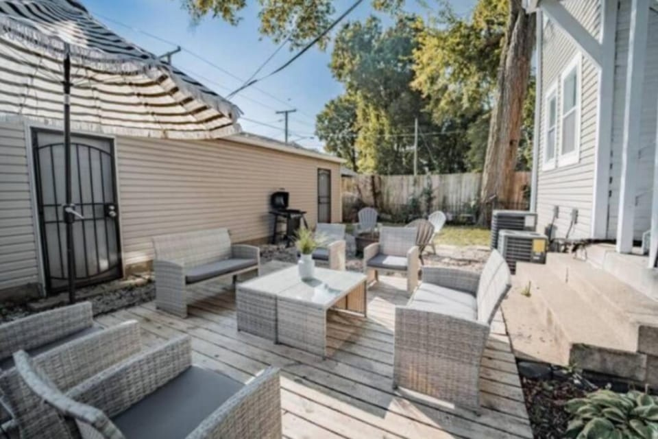 Cozy 1BR Getaway - BBQ - Backyard - Pet - Friendly House in Indianapolis