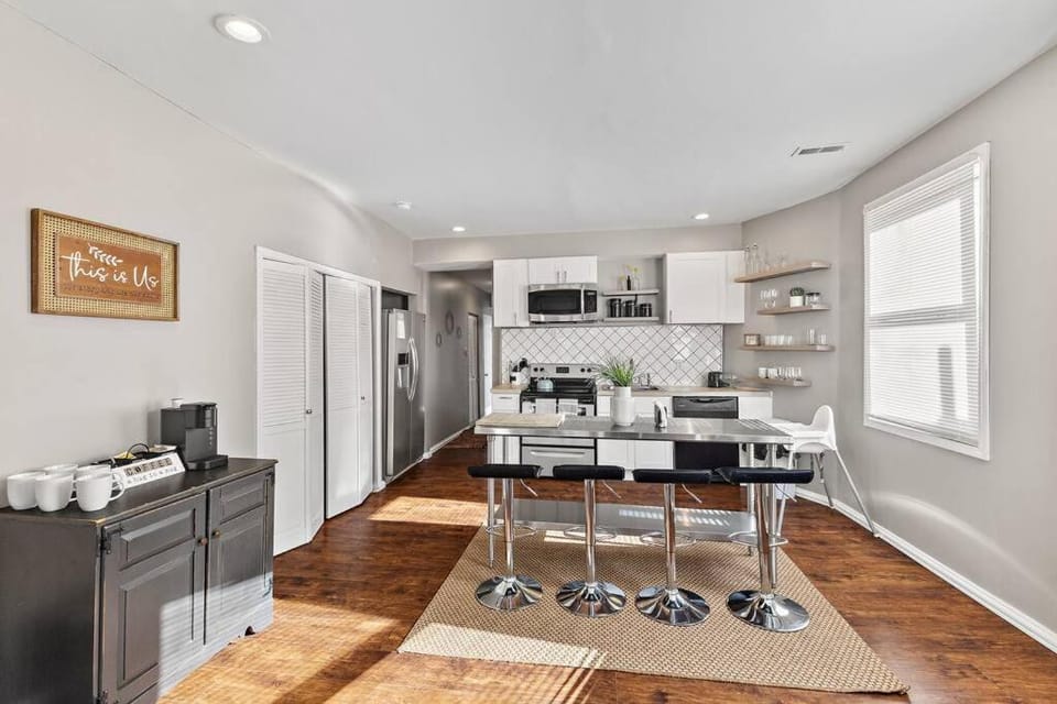 Beautiful 1Bedroom Apt - with Spacious Living Room Apartment in Indianapolis