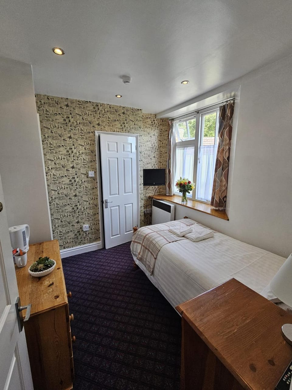 Bed, TV and multimedia, Photo of the whole room, Bedroom