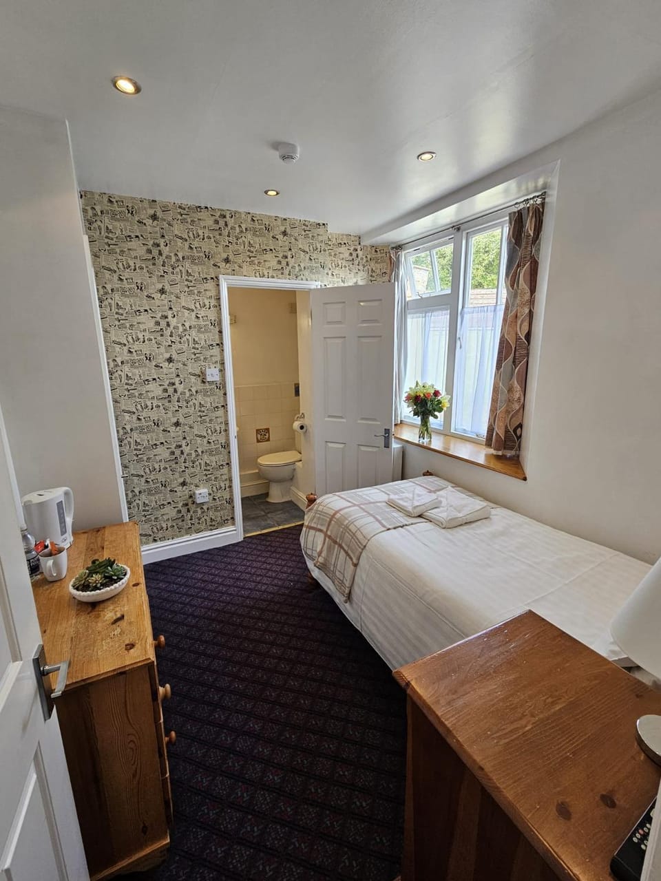 Photo of the whole room, Bedroom