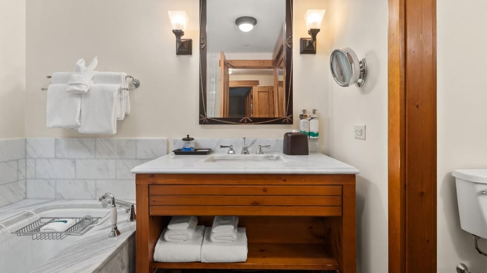 1122 Guest Room - Lodge At Spruce Peak - Stowe Mt Resort - Sleeps 4 Resort in Stowe