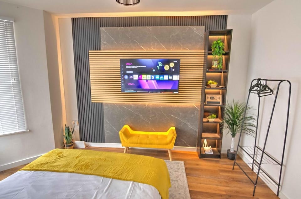 Bed, TV and multimedia, Bedroom