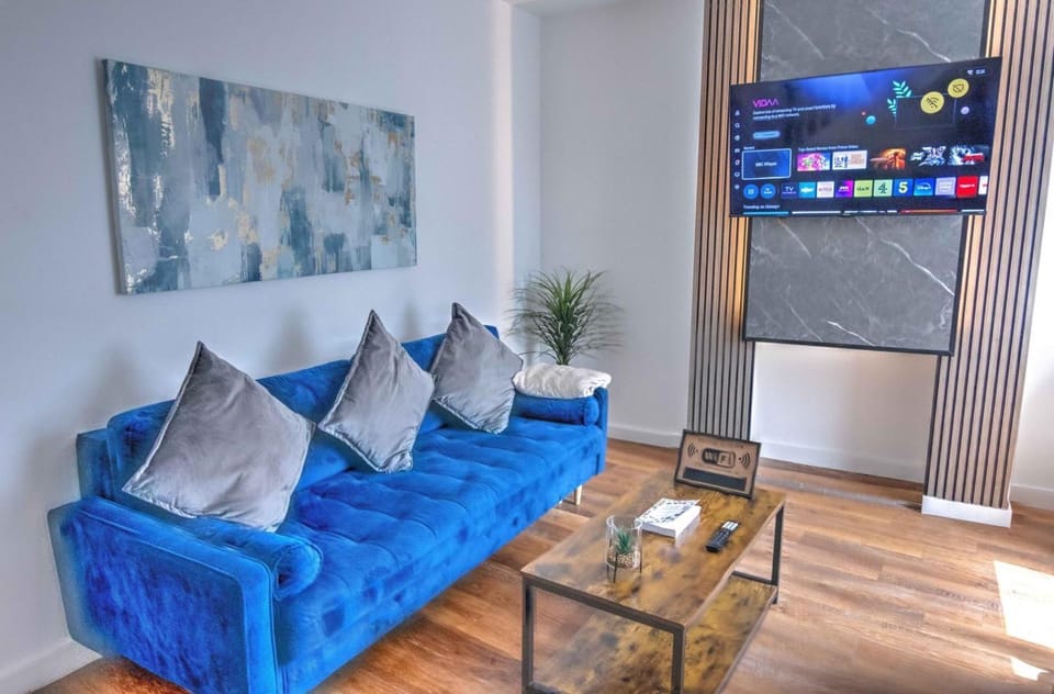 Communal lounge/ TV room, TV and multimedia, Living room, Seating area, Evening entertainment