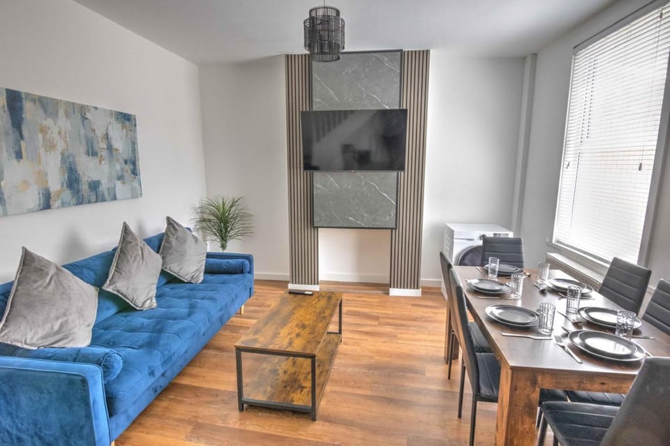 TV and multimedia, Living room, Seating area, Dining area