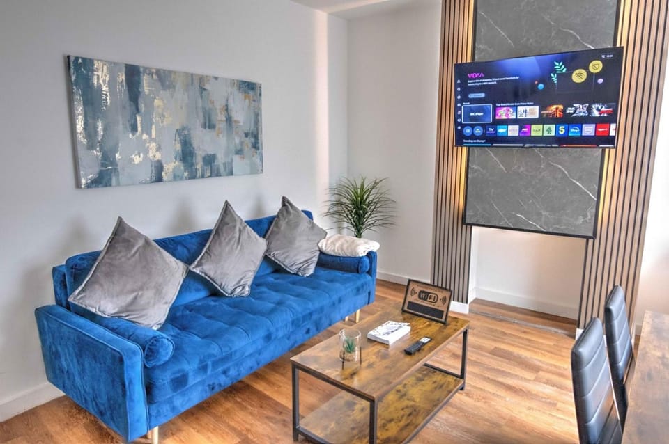 Communal lounge/ TV room, TV and multimedia, Living room, Seating area, Evening entertainment