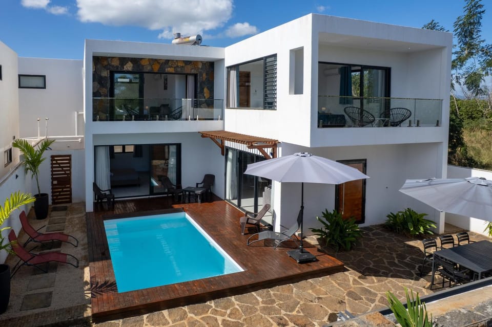 Property building, BBQ facilities, Dining area, Pool view, Swimming pool, Meals, Breakfast, Dinner