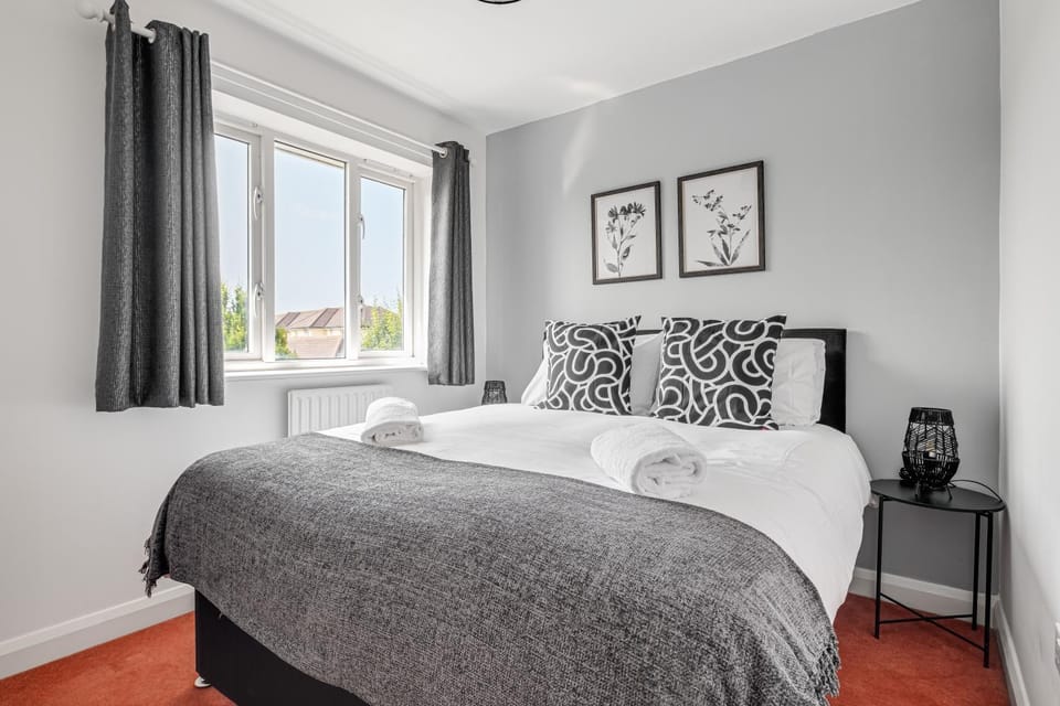 Spacious 4 Bedroom House With 2 Bathrooms & Parking Apartment in Aylesbury Vale