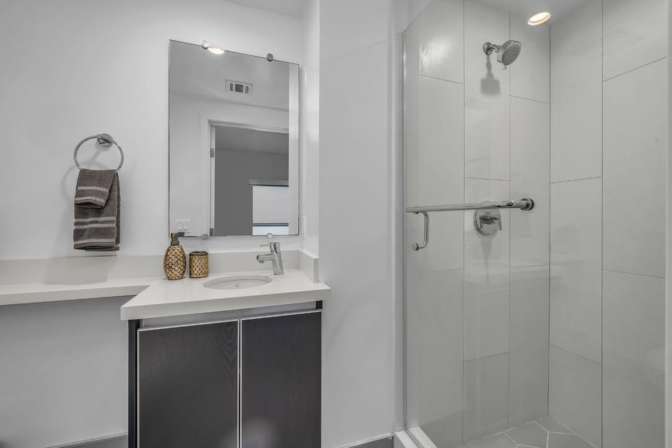 Amazing, Spacious Unit, Heart LA Apartment in Beverly Hills