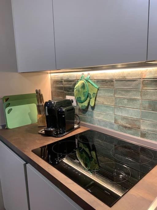 Coffee/tea facilities, Kitchen or kitchenette, stove