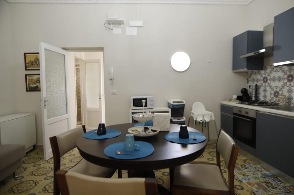 Kitchen or kitchenette, Dining area, stove