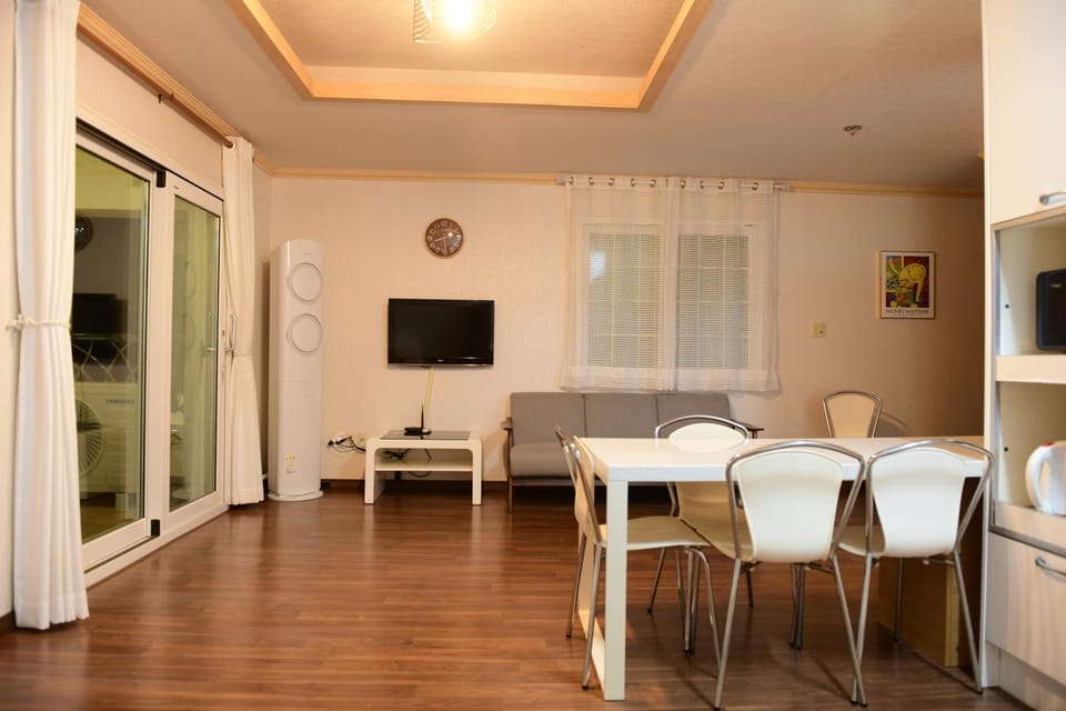 TV and multimedia, Living room, Dining area
