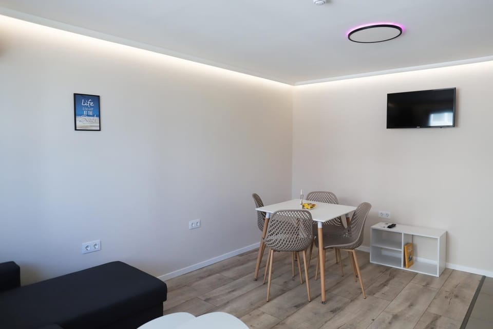 TV and multimedia, Living room, Seating area, Dining area