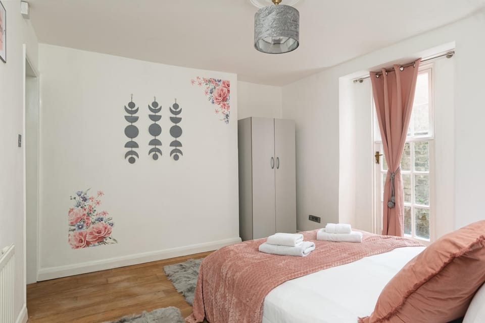 Bed, Bedroom, towels, wardrobe