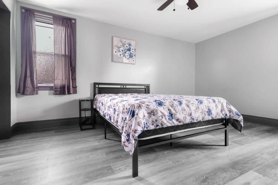 Comfortable 5BR 2BA near the falls House in Niagara Falls