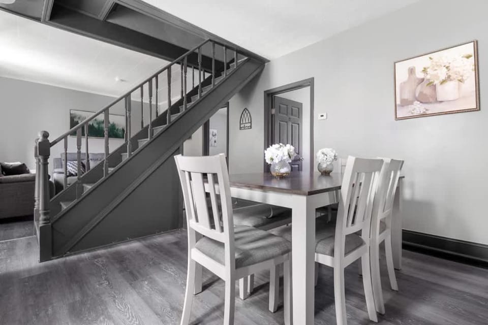 Comfortable 5BR 2BA near the falls House in Niagara Falls