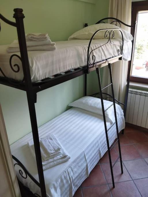 Bedroom, bunk bed