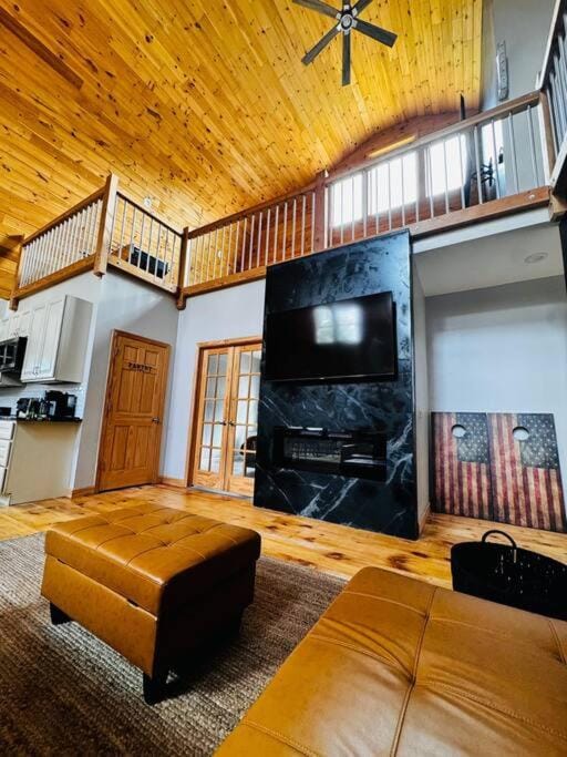 NEW! Relax and Play - Hot Tub Firepit Game Room Paradise House in Tamworth