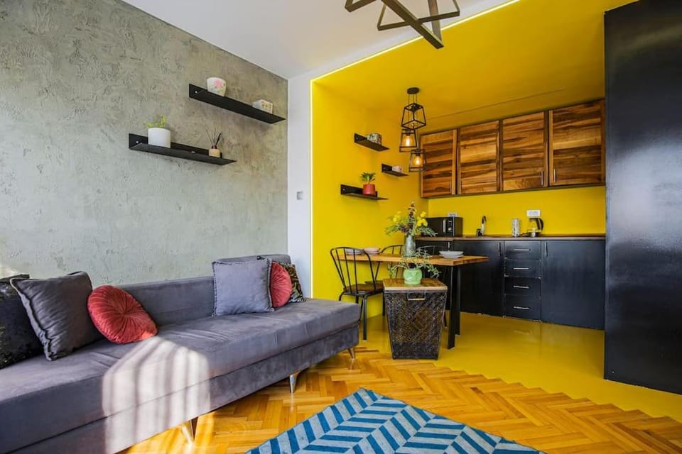 Kitchen or kitchenette, Living room, Seating area, Dining area
