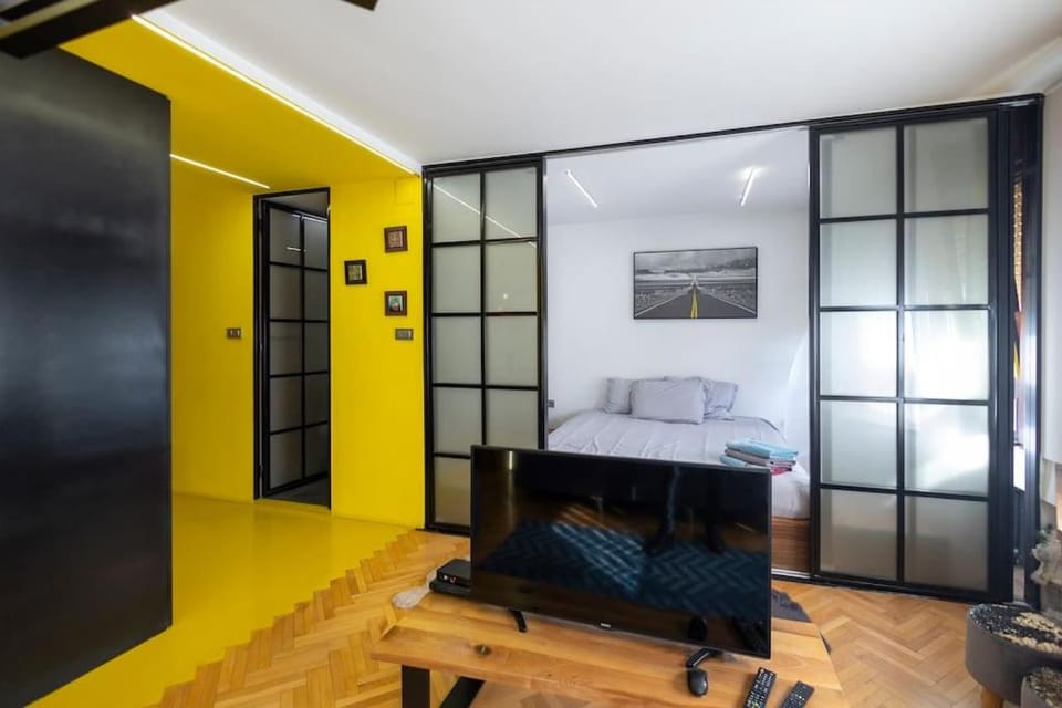 Bed, TV and multimedia, Living room, Photo of the whole room, Seating area, Bedroom