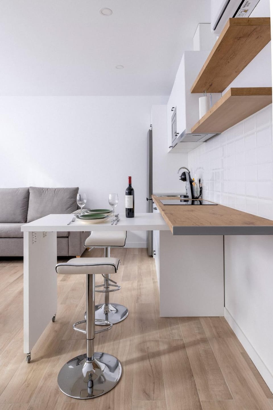 Kitchen or kitchenette, Dining area