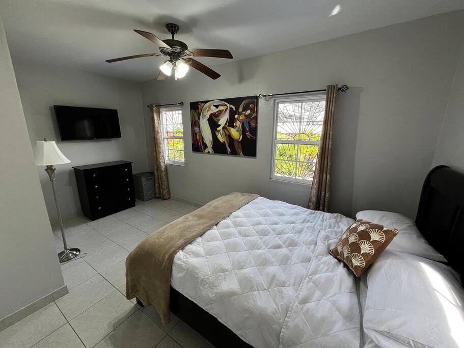 Bed, TV and multimedia, Photo of the whole room, Bedroom
