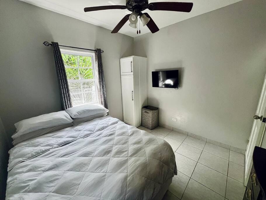 Bed, TV and multimedia, Photo of the whole room, Bedroom
