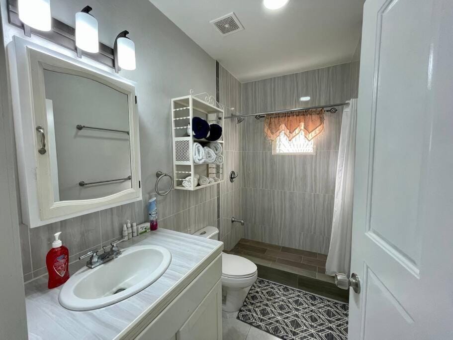 Shower, Toilet, Bathroom, towels