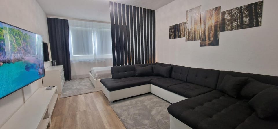 Communal lounge/ TV room, TV and multimedia, Living room, Seating area, Evening entertainment