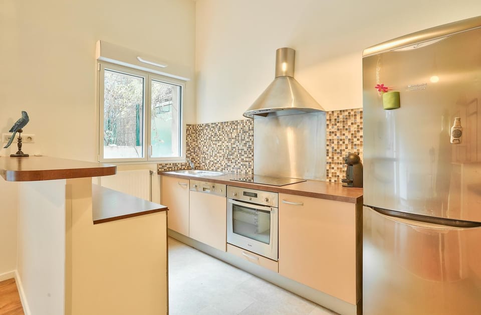 Kitchen or kitchenette, dishwasher, oven, stove