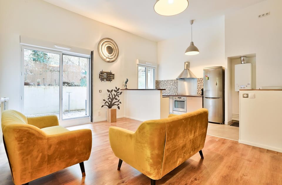 Kitchen or kitchenette, Living room, dishwasher, oven, stove