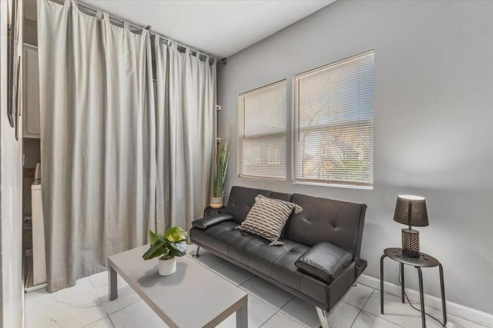 Convenient - Pet and Baby - Near Convention and Hospital Apartment in Meridian-Kessler