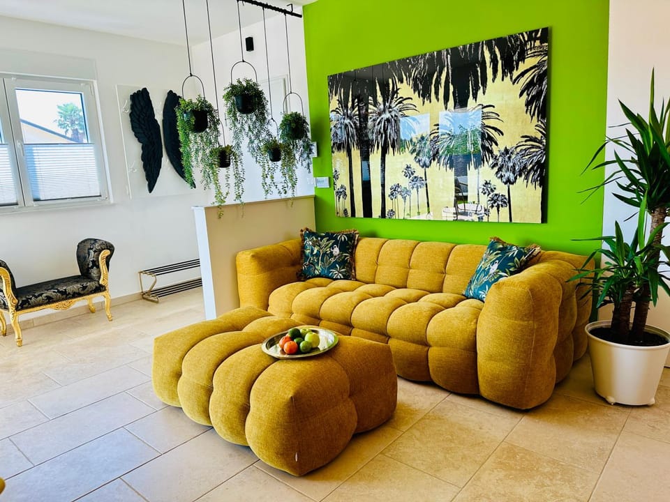 Living room, Seating area