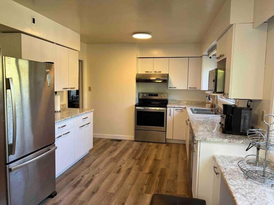 Central Area 8 BR House with AC, Parking House in Vancouver