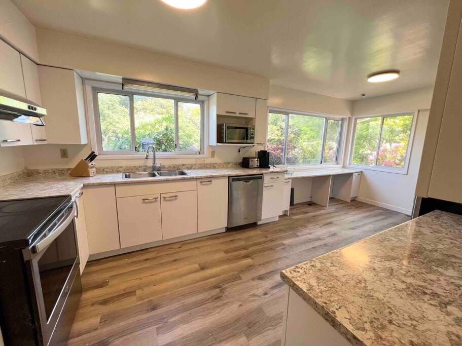 Central Area 8 BR House with AC, Parking House in Vancouver
