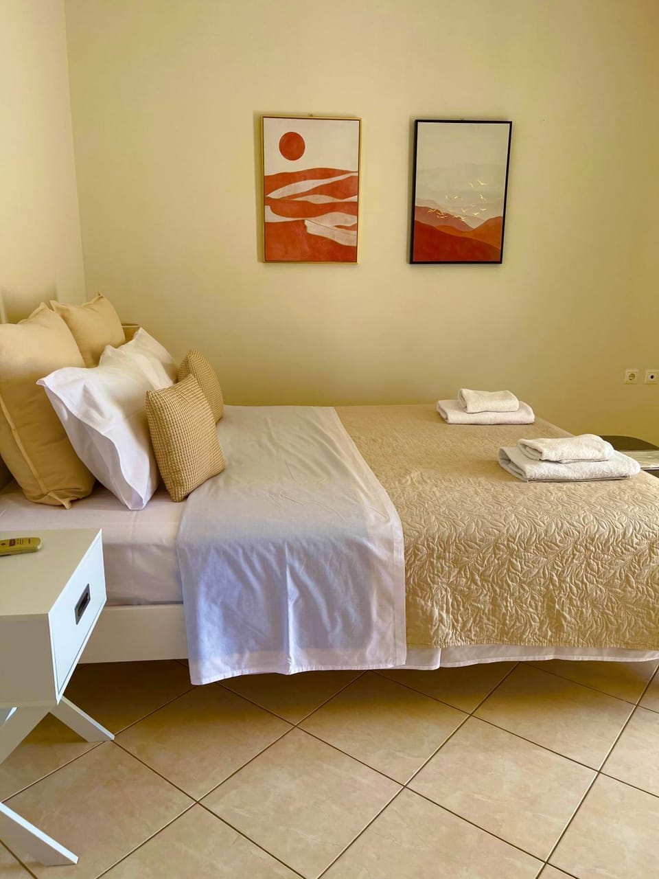 Bed, Bedroom, towels
