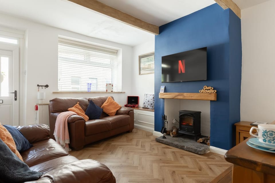 TV and multimedia, Seating area, Evening entertainment, fireplace