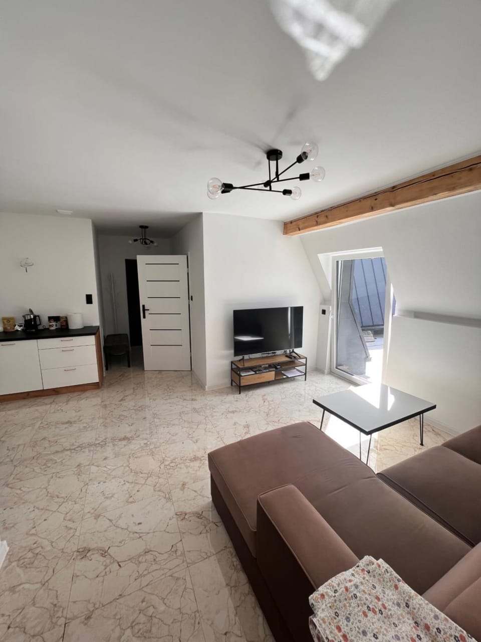 Communal lounge/ TV room, Bed, TV and multimedia, Living room, Seating area, Evening entertainment